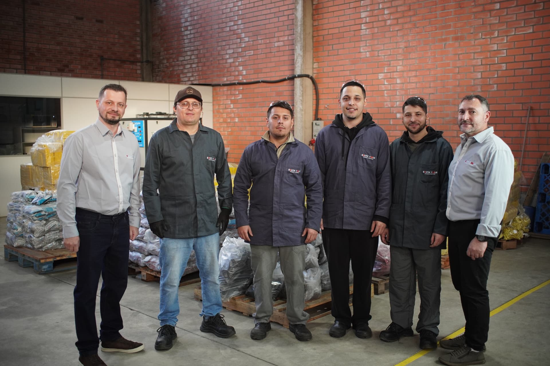 Equipe South Tools na fábrica